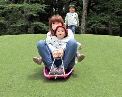 芝生ソリすべり