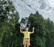 作品No:137　オニヤンマと〜まれ<br><br>初めての桂公園で、初めて見た大きなオニヤンマ。公園内の一番高いこの所で「この指と〜まれ！」<br><br>