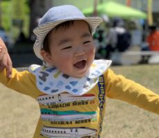 作品No:11　はじめての公園デビュー<br><br>歩けるようになって<br />
はじめてこどもの日に公園デビューしました！<br />
シャボン玉を追いかけて<br />
楽しくてよちよち歩いてる様子を撮影しました。<br />
もう少し大きくなったら親子でゴーカートに乗りたいです。<br><br>