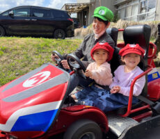作品No:15　ちびっこマリオカート in 桂公園こどもランド<br><br>ちびっこマリオを、2人乗せて爽快ライド！<br />
２人とも最高の笑顔で楽しみました！<br />
家に帰ってからもマリオカートx2と大騒ぎでした！また行きたいです！<br><br>