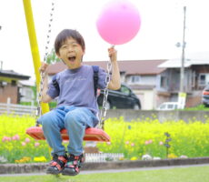 作品No:42　ブランコ、たっのしー！♡<br><br>風船をもらって大喜び！<br />
ブランコ、ひとりで漕げるようになってニッコニコです！<br><br>