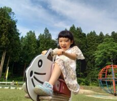 作品No:97　どこまでも行くわよ～♪<br><br>どこかに飛んでいきそうなくらいの勢いで前後に揺られまくっていた娘♪<br />
「きゃー♡」と言いながら楽しそうに遊んでいました☆<br><br>