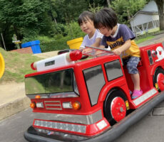 作品No:207　なんにでもなれる<br><br>今日は消防車の運転手<br />
子どもたちは何にでもなれます<br />
桂公園こどもランド名物のひとつ<br />
<br><br>