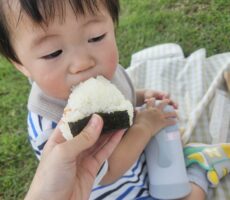 作品No:34　いただきます！<br><br>たくさん遊んだ後のお昼ご飯は公園で。<br />
青空の下で食べるおにぎりは格別です！<br><br>