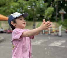 作品No:154　しゃぼん玉つかまえた！<br><br>桂公園に遊びに行くと、<br />
いつも楽しそうにシャボン玉を追いかけたり戦ったりしています。<br />
風向きに翻弄されつつ必死な姿にいつも笑ってしまいます。<br><br>