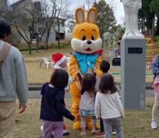 作品No:178　新しい おともだち<br><br>今年から桂公園こどもランドの仲間入り「ぴょん太くん」<br />
すぐに子どもたちの人気者ですね。<br><br>