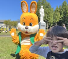 作品No:214　初めての桂公園<br><br>無邪気な子供と、マスコットキャラが楽しそうな写真です。<br><br>