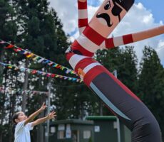 作品No:2 海賊さんハグしよう〜<br><br>踊る海賊さんにハグしたいけど、動いてなかなか出来ない、、、<br />
けれど、そんなところもまた楽しんでいる様子です!!<br><br>