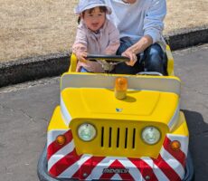 作品No:3　ぶつかるー！<br><br>はじめてのバッテリーカーに娘は大はしゃぎ！<br />
次は何色に乗る、誰と乗る、と何往復も楽しんでいました。<br><br>