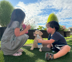 作品No:5 みんなでいっしょに水分補給<br><br>8月の夏真っ只中、夢中に遊ぶ子供たち☺️<br />
かつら公園の入口の自動販売機で飲み物を買い、座ってひと休憩。<br />
お花のそばにいる置物のわんちゃんにも自分の飲み物をあげていっしょに水分補給☺️<br />
子供の優しい心にホッコリした1枚が撮れました✨<br><br>