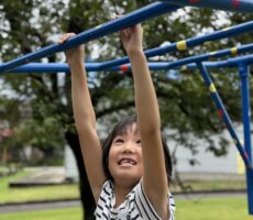 作品No:6　シールペタッ！<br><br>ぶら下りながら一生懸命シールを貼っていました♪<br><br>