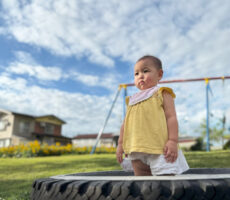 作品No:7 たたずむ<br><br>大きなタイヤの中に入ったけど、出られなくなり途方に暮れる娘です。<br><br>