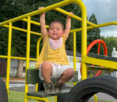 作品No:8 みててね<br><br>お猿さんのようにぶら下がり得意顔。<br />
車の遊具だけど遊び方は無限大!<br><br>