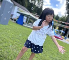 作品No:15 青空の下 娘との休日<br><br>休日の桂公園でのんびり。<br />
青空とシャボン玉、そして娘の笑顔。<br />
何気ない日常こそ、いちばんの宝物。<br />
<br><br>