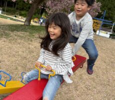 作品No:20 パパが重くて跳んじゃうよ〜<br><br>パパが足をつけて、足を上げるだけでこんなにも高く跳びました!笑<br><br>