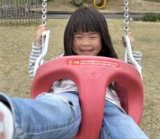 作品No:21　ママをキーック！<br><br>大好きなブランコに乗って写真を撮るママをキック！大喜びでした♡<br><br>