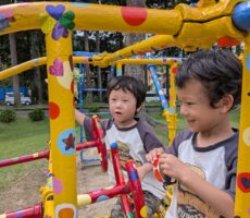 作品No:24 大好きな飛行機最後の日<br><br>夏に初めて行った時に、兄弟揃ってこの飛行機を気に入りずっと遊んでました。<br />
また遊びたいと言い続けて、次に行けたのが飛行機最後の日でした。<br />
大好きに飛行機に乗りながら「シール貼れるなんて楽しいねー」、「この飛行機は〜」と兄弟で話している姿が愛おしかったです。<br><br>