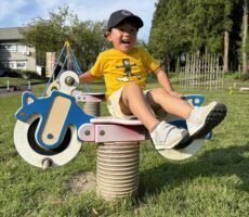 作品No:25　おっとっと！最高に楽しい！<br><br>揺れる遊具に乗り、バランスを取ろうとする行動でさえも楽しい様子でした😊<br />
どれだけ暑くても、汗だくになってもずっと走り回り、乗りまくる姿に家族みんな虜です。<br><br>