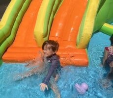 作品No:27 きもちいい〜<br><br>暑い日だったので普段怖がらな息子も楽しそうに初めてスライダーをした一枚です♪<br><br>