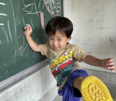 作品No:32　桂公園最高⭐︎キーーック！！！<br><br>桂公園へ来た際には、必ず黒板に大好きなだだんだんの絵をママに書いてもらっています♡<br><br>