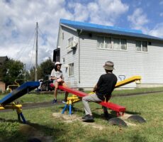 作品No:36　ひゃっほーい！<br><br>お父さんとシーソー♪<br />
力強く蹴ったら空高くピョーン！<br />
気持ちいい〜！！<br><br>