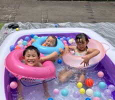 作品No:40 3人仲良しプール❤︎<br><br>年齢制限でお兄ちゃんがこのプールで遊べるのは今年が最後。<br />
3人仲良く、とても嬉しそうにプールを楽しんでいました♪<br><br>