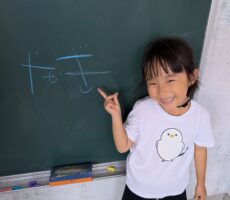 作品No:45 初めて書けたよ<br><br>自分の名前を初めて書けた日。<br />
とっても嬉しそうな笑顔の一枚。<br><br>