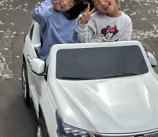 作品No:46 高級車に乗ってはいチーズ❤︎<br><br>運転は姉にお任せで乗る専門の妹、姉妹でドライブ楽しんでます。<br><br>