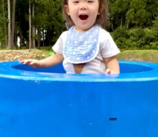 作品No:47　ばぁ‼︎<br><br>土管の中から出てきた瞬間の写真です。<br />
この遊具が大好きで行くと何回も入りにいってます。<br><br>