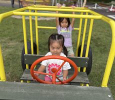 作品No:52　妹ドライバー、出発進行！<br><br>妹が姉をjeepに載せて、任せろ！<br />
の意気込みの表情がポイント<br><br>