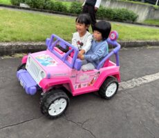 作品No:57 共同作業☺︎<br><br>運転席に立候補して座った妹でしたが、うまく操縦できず、、、<br />
隣から姉が手伝い一緒に運転してもらい嬉しそうでした。<br><br>