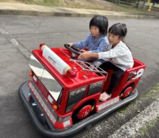 作品No:58　出動です！<br><br>真剣な眼差しで緊張気味な運転手(妹)とさりげなく手を差し伸べ協力してくれている隊員(姉)です。<br><br>