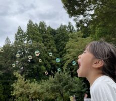 作品No:62　口からビーム！<br><br>フワァー！と出しているのはシャボン玉！<br />
シャボン玉が飛んでるだけで、大人も子どもも気分が上がるのはなぜでしょう。<br />
無数のシャボン玉に夢と希望を感じます。<br><br>