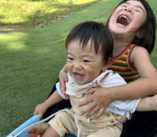 作品No:63 芝生そり楽しいね<br><br>1歳なりたての弟、初めての芝生そり。<br />
あまりにもどハマりして楽しすぎて、2人できゃーきゃー笑っていました。<br><br>