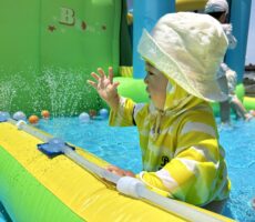 作品No:64　お水触れるかな？<br><br>飛び出してきてる水を一生懸命掴もうとしているところです。<br />
今年の夏は桂公園の水遊び広場でたくさん遊びました。<br><br>