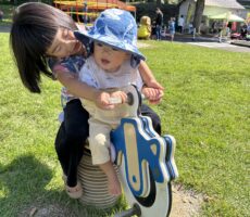 作品No:65 ねーねいつもありがとう<br><br>弟の面倒見のいいお姉ちゃんです。<br />
何に乗るにもいつも一緒に乗ってくれます。<br />
桂公園のこの遊具もとっても楽しんでいました。<br><br>