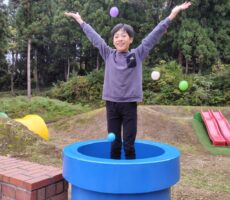 作品No:74 楽しく登場<br><br>土管の中からカラフルなボールと一緒に、<br />
楽しそうに男の子が飛び出してきました。<br />
楽しい仕掛けがいっぱいのドキドキワクワクな公園ですね。<br><br>