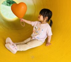 作品No:85 色づく小さな冒険<br><br>公園で見つけた黄色いトンネル。<br />
小さな探検家が握るのは、オレンジ色のハートの風船。<br />
その無邪気な横顔に思わず笑顔がこぼれます。<br />
今日も始まる小さな冒険!<br><br>