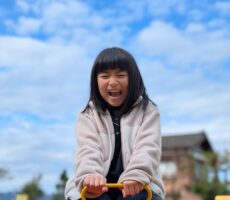 作品No:94　たかーい！！<br><br>妹とシーソーに乗って上がる事に「キャーキャー」叫んでとても楽しそうな一枚！！<br><br>