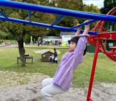 作品No:110 もう一歩先へ<br><br>うんていの猛特訓中!<br />
しりもちつきながらも頑張りました!<br><br>