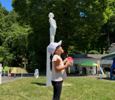 作品No:96　あれ？あなたもかき氷頭痛中？<br><br>大好きなイチゴかき氷を食べている時，キーンときたかき氷頭痛。<br />
その横にあった銅像と同じ角度で空を見上げていました。<br />
まるで，銅像もかき氷頭痛中のように見えなくもない、、、？<br><br>