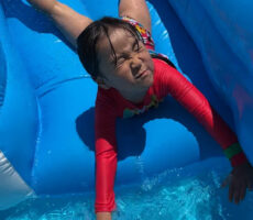 作品No:97　レッツ  ダイブ！<br><br>大好きなプールの滑り台を顔から滑ってきた娘。<br />
着水直前で思わず瞼を閉じてしまいました。<br />
怖さ以上に面白さが増して，何度も滑り台を滑っていた時の様子を何枚か撮った一枚です。<br><br>