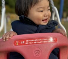 作品No:98 初めてのブランコ<br><br>桂公園で、初めてのブランコデビュー<br />
<br />
嬉しそうなこの表情♡<br />
<br />
けど手を見るとギュッと一生懸命握りしめてるところがまた可愛い♡<br />
<br />
<br><br>