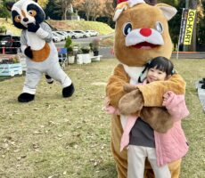 作品No:101 1年ぶりの再会♡<br><br>1年ぶりにトナカイさんと再会♡<br />
アライグマさんも写ってくれたよ^^<br />
トナカイさんとアライグマさんの行く先々に現れる娘にずっと優しく相手してくれて感謝です^^<br />
バイバイする時に「また来年も会えますように...☆」とお願いしていました♪<br><br>