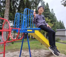 作品No:102 楽しいひととき<br><br>走って、乗って、ジャンプして。<br />
遊びに疲れたらアイスクリームをペロリ。<br />
ここはボクの特別席!<br><br>