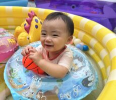 作品No:104　真夏の大挑戦！0歳初めてのプール<br><br>昨年10月に生まれた男の子です。<br />
じいじばあばと一緒に水遊びのために桂公園にお邪魔しました。<br />
初めてのプールで最初は少し怖がっていましたが、監視をしていたお兄さんが浮輪やおもちゃをたくさん持って来てくれたので、緊張が解けて楽しく遊べたようです。<br />
満面の笑みがカメラに収まりました。<br />
子供にとっては全てのことが初めての経験、お水遊びが大好きになった、特別の夏をありがとうございます！<br><br>