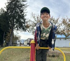 作品No:105 新しい発見♪<br><br>新しい遊具を発見!<br />
<br />
どうやって遊ぶんだろう?<br />
とりあえずてっぺんまで登る?<br />
<br />
わーぉ!!<br />
少し景色いいかも?!<br><br>