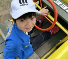 作品No:107　ママ、ドライブへ行こう！<br><br>僕が運転するよ♪<br />
<br />
ママ、後ろに乗って♪<br />
<br />
どこへ行く〜？<br />
<br />
かっこいいJeepに乗って自慢げな息子の姿に思わずほっこり嬉しい母でした♪<br><br>