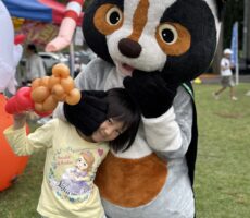 作品No:109 クマとアライグマとパシャリ<br><br>手持ち風船のクマとアライグマと写真を撮ったら後ろのチューブマンがこけたような写真が撮れました笑<br><br>