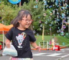 作品No:114 キラキラ⭐︎<br><br>シャボン玉が風向きで遊んでいた方に飛んできた時の一枚です。<br />
シャボン玉がキラキラ輝いて素敵です。<br><br>